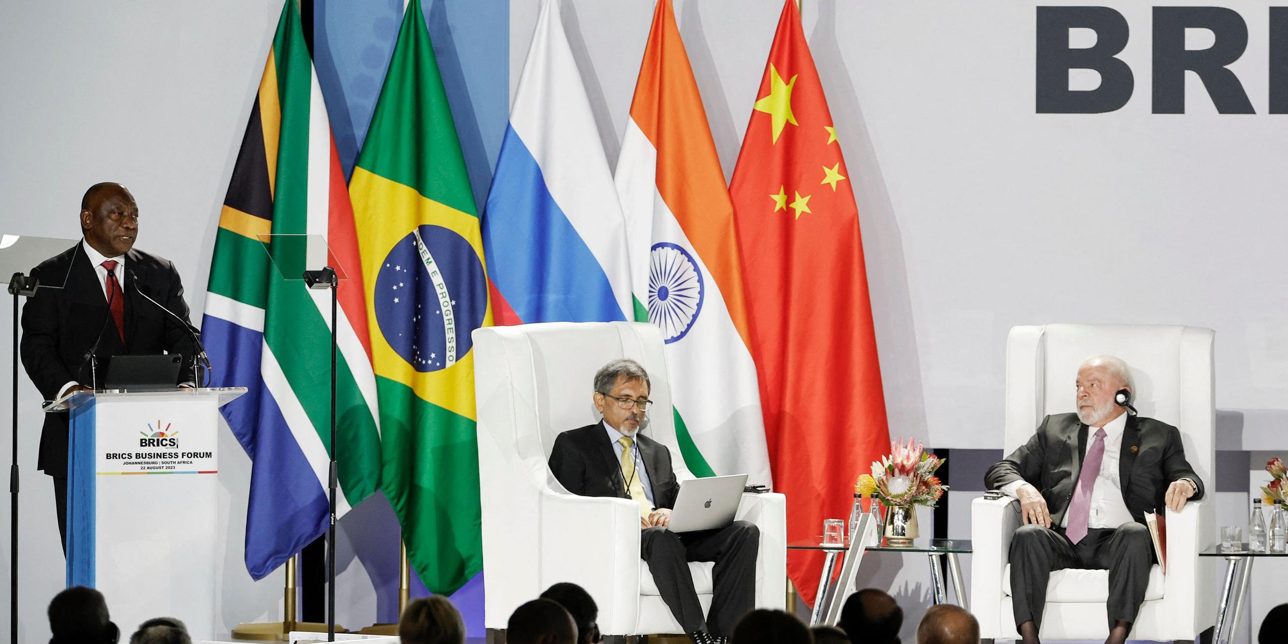 Der südafrikanische Präsident Cyril Ramaphosa (L) spricht, während der südafrikanische Minister für Handel und Industrie, Ebrahim Patel (C), und der brasilianische Präsident Luiz Inacio Lula da Silva (R) während des BRICS-Gipfels 2023 im Sandton Convention Centre in Johannesburg am 22. August 2023 zuhören.