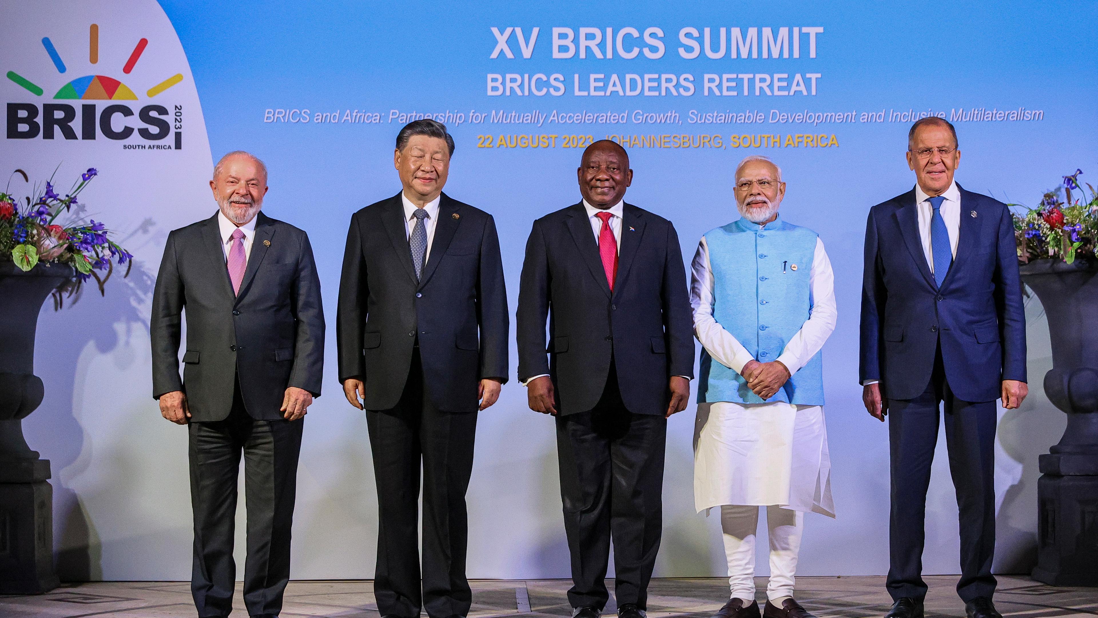 Der brasilianische Präsident Luiz Inacio Lula da Silva, der chinesische Präsident Xi Jinping, der südafrikanische Präsident Cyril Ramaphosa, der indische Premierminister Narendra Modi und der russische Außenminister Sergey Lavrov.