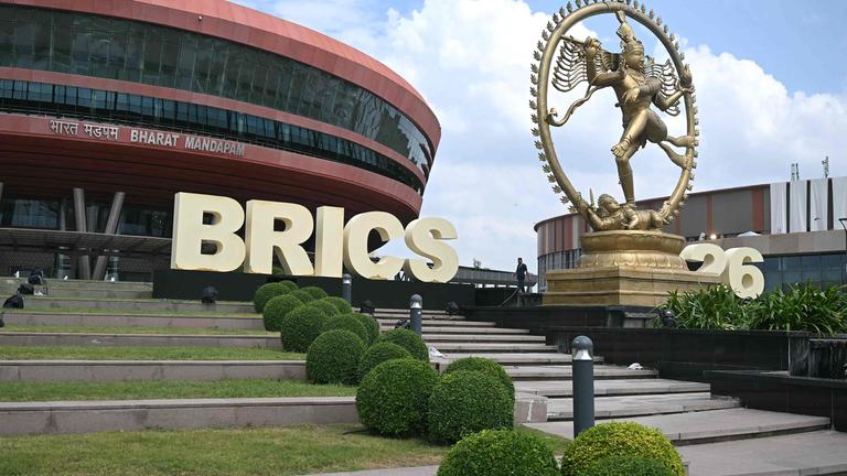 Ein Sicherheitsmitarbeiter geht am 12. September 2026 im Bharat Mandapam, dem Veranstaltungsort des 18. BRICS-Gipfels in Neu-Delhi, entlang.