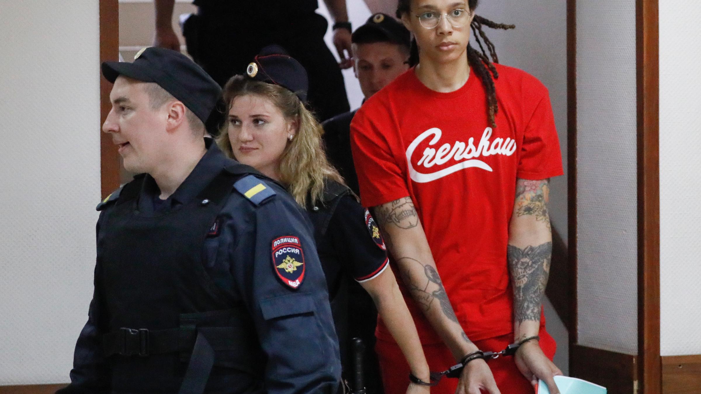 Die US-Basketballerin Brittney Griner wird in einem Moskauer Gericht in Handschellen abgeführt.