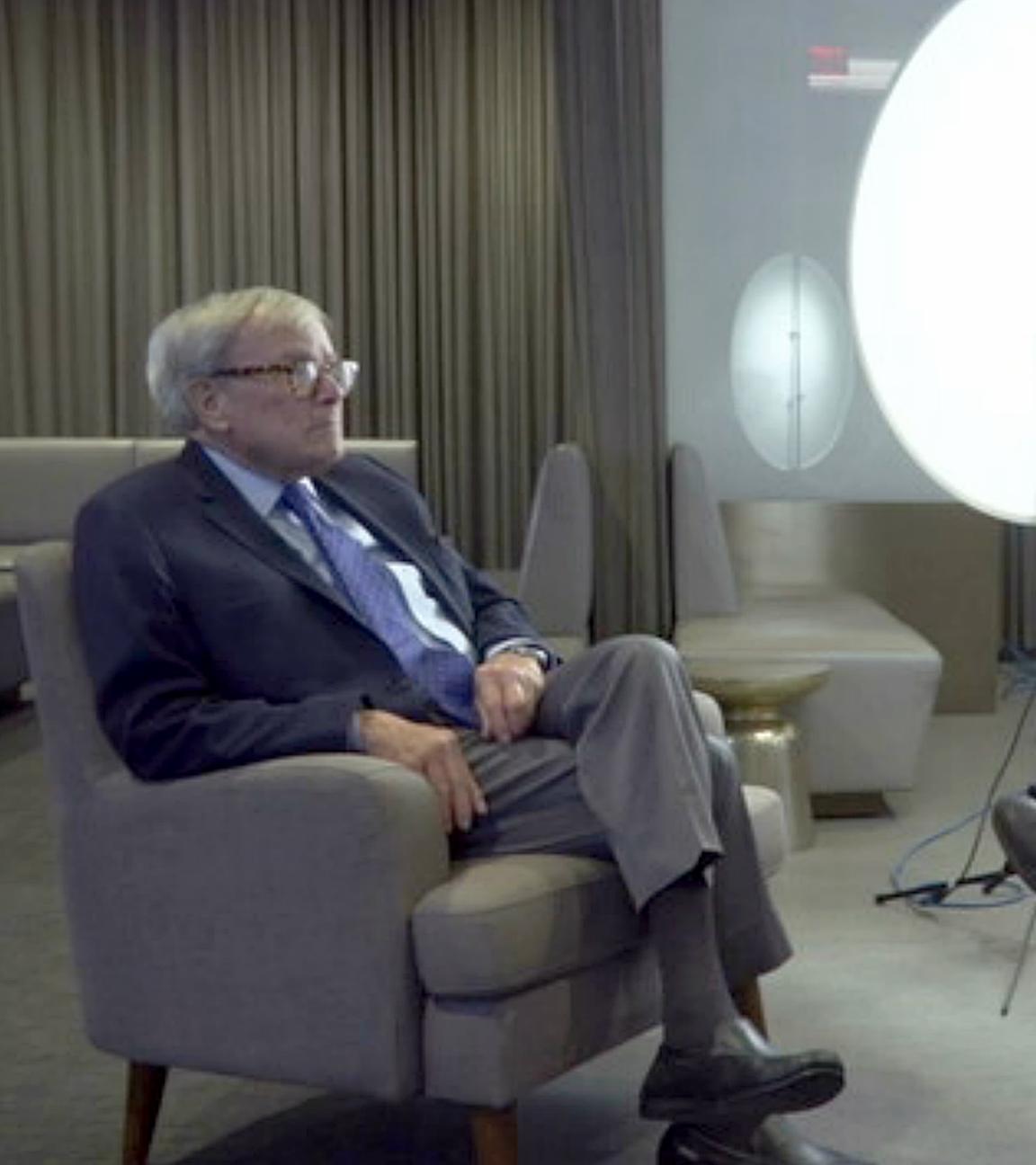 Screenshot aus Video: Tom Brokaw im Gespräch mit Elmar Theveßen