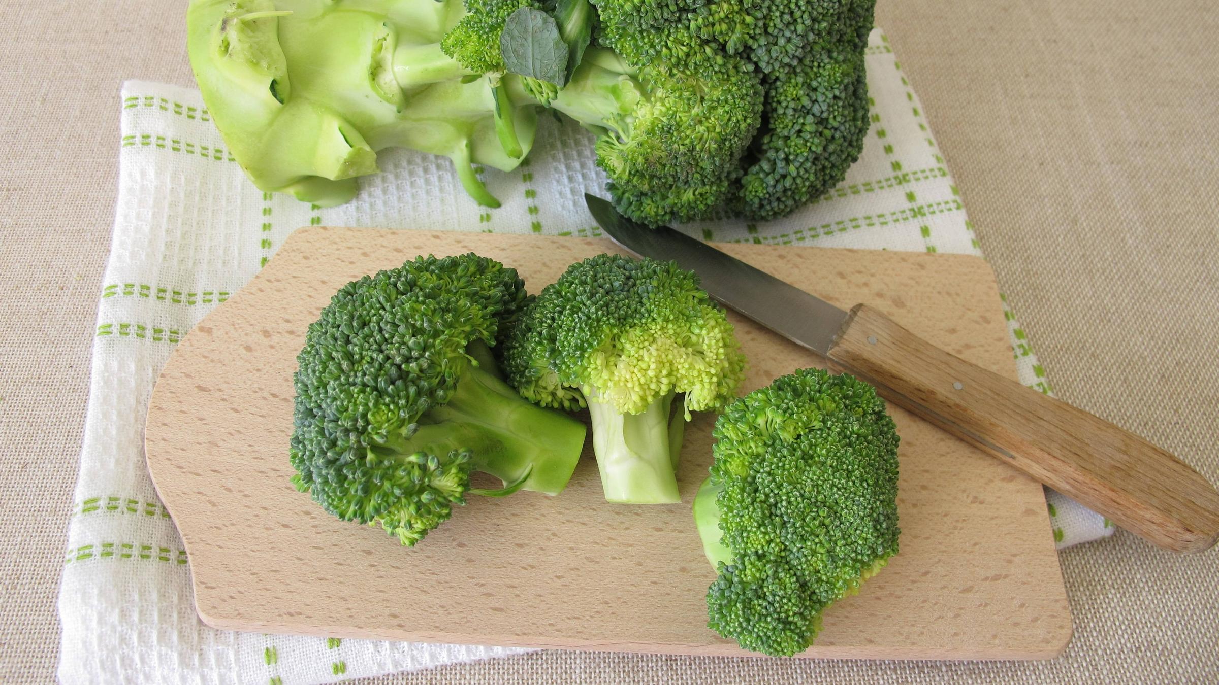 Brokkoliröschen in Kokos-Kurkumacreme 