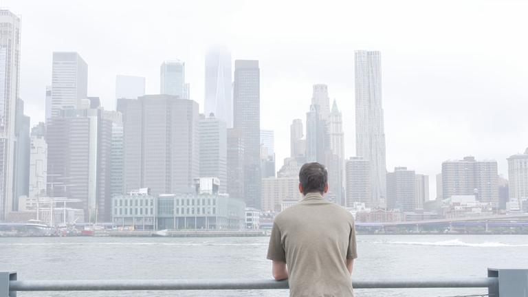 Brooke Peters vor der Skyline