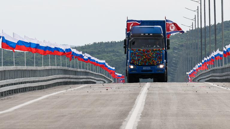 Die Straßenbrücke über den Tumen verbindet Russland und Nordkorea