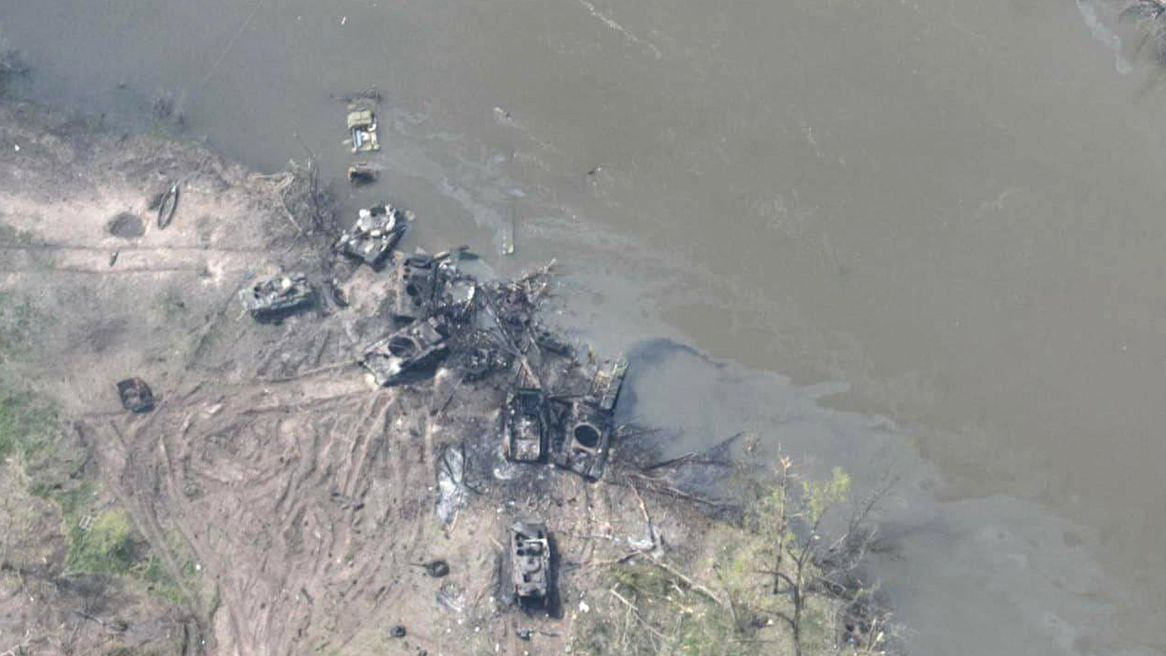 Drohnenaufnahme der zerstörten russischen Fahrzeuge am Fluss Siwerskyj Donez.