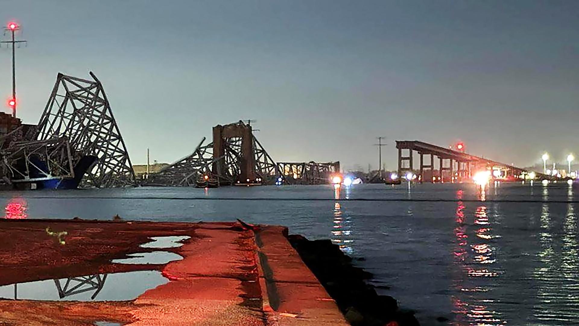 Ein Blick auf die Francis Scott Key Bridge nach ihrem Einsturz in Baltimore, aufgenommen am 26.03.2024