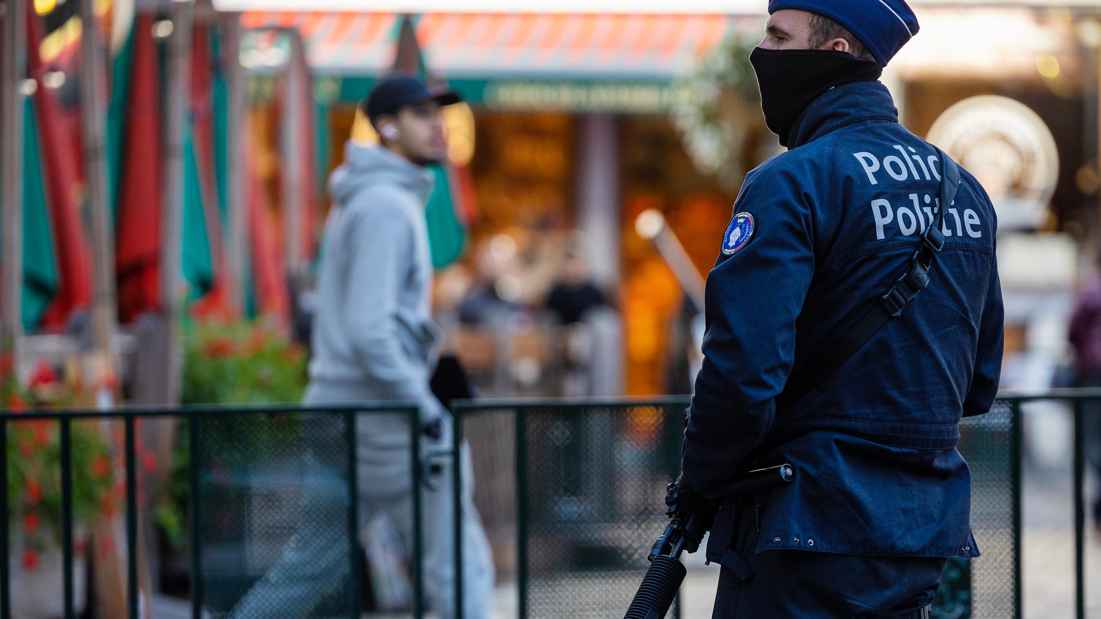 Ein Polizist sichert den Grand Place in Brüssel.