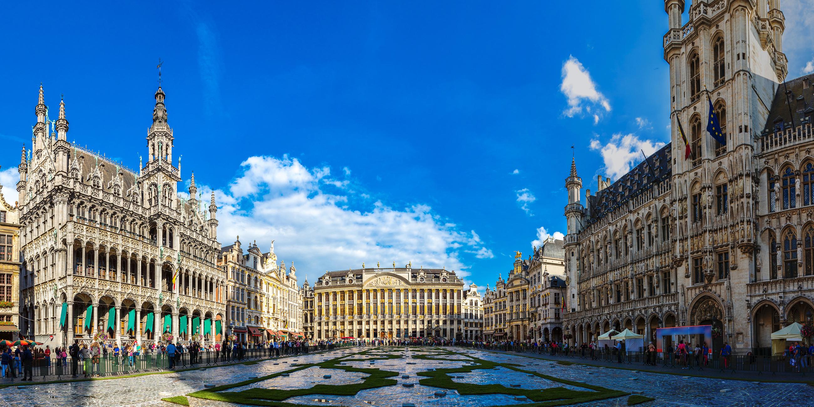 Der Grand Place in Brüssel, Belgien, an einem sonnigen Sommertag.