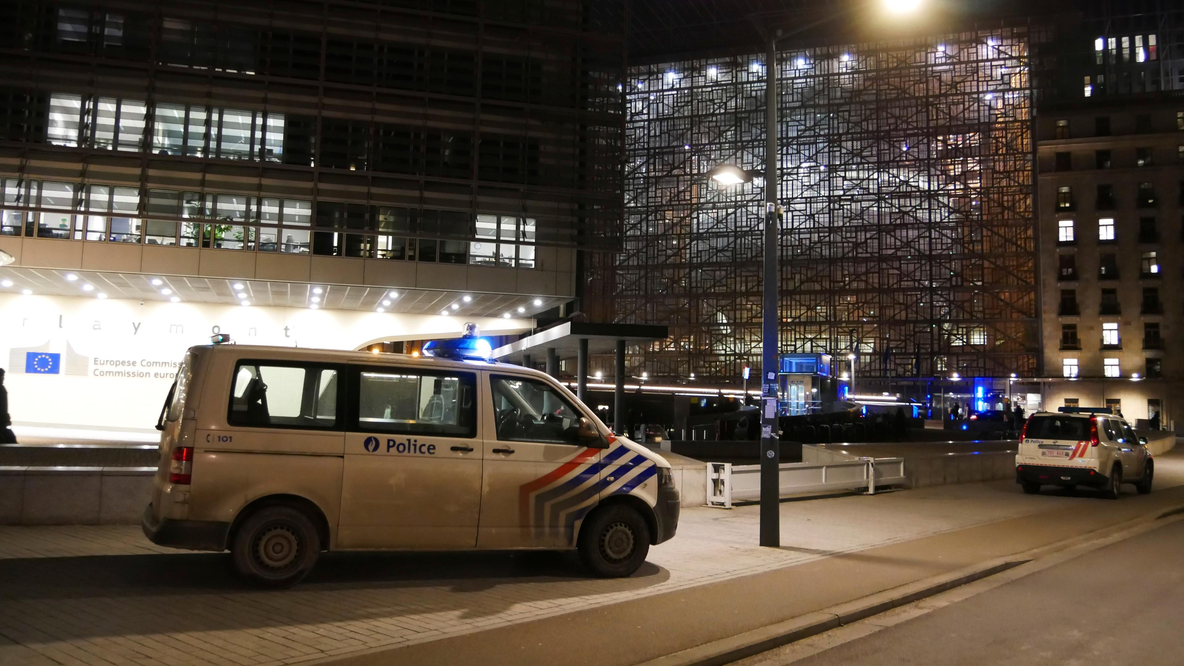Polizeibeamte sichern den Ort der Messerattacke in Brüssel.