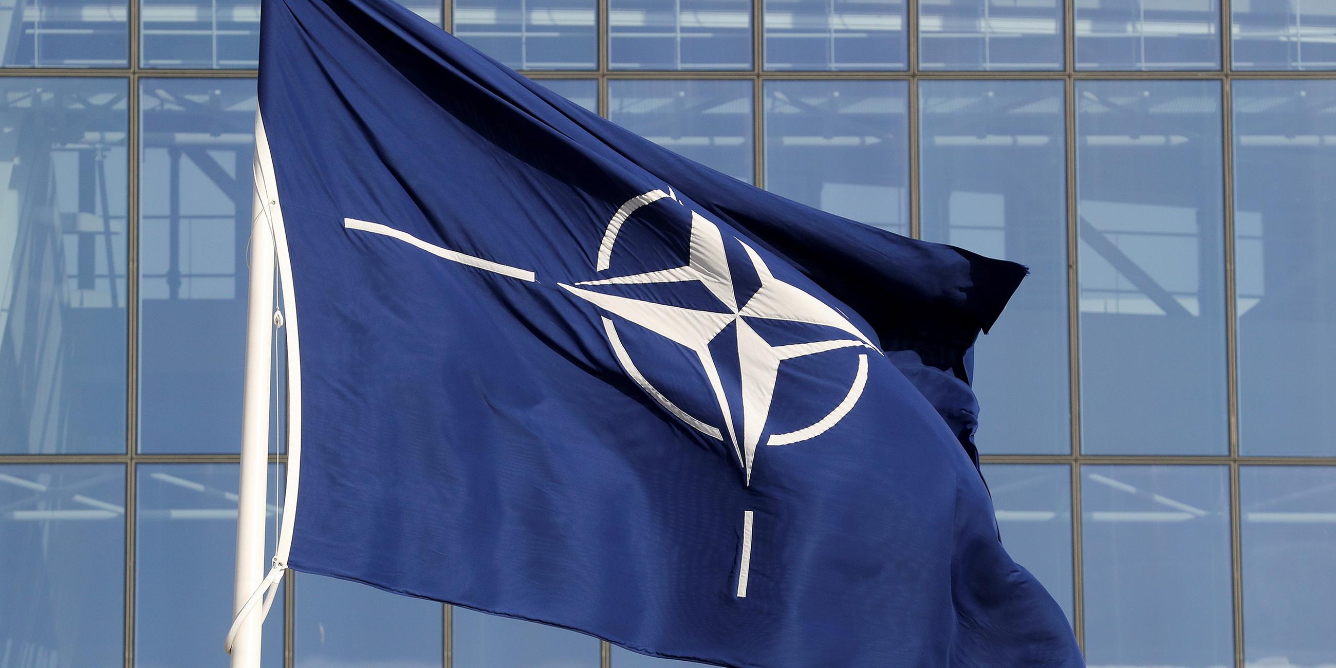 Belgien, Brüssel: Eine Flagge mit NATO-Logo vor dem Hauptquartier in Brüssel.