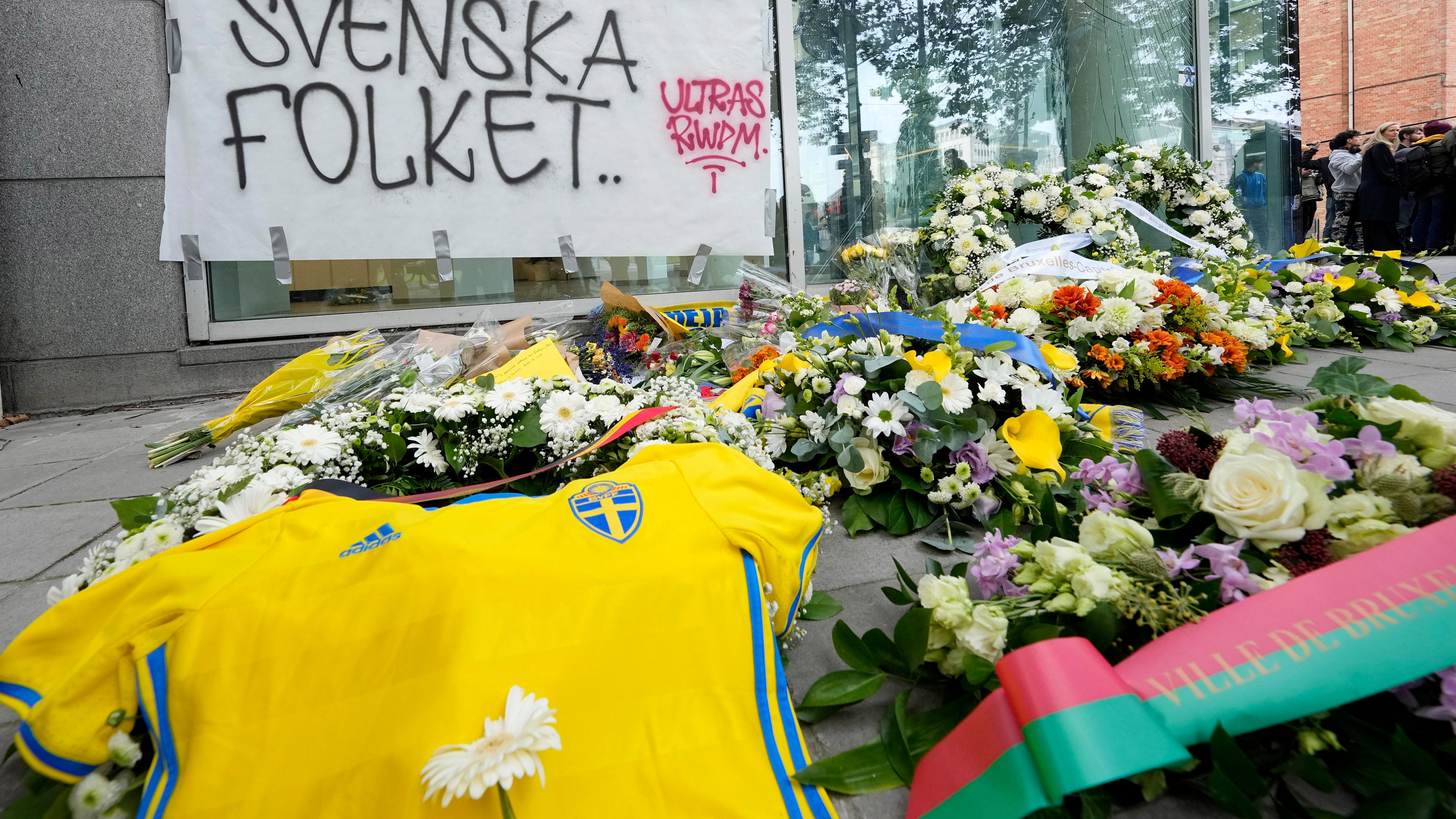 Blumen für die bei dem Anschlag in Brüssel erschossenen Fußball-Fans aus Schweden