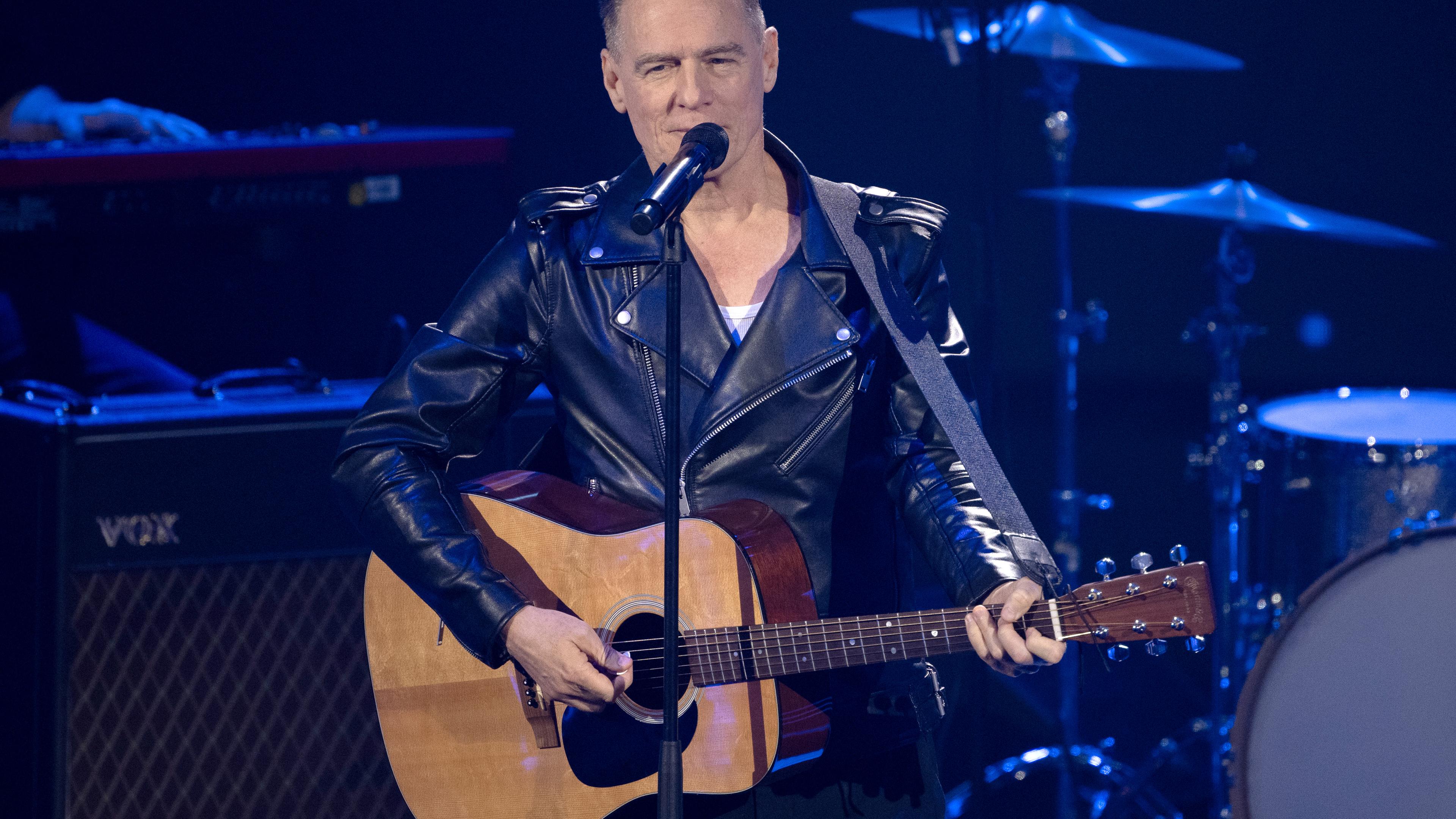 Berlin: Bryan Adams, Musiker, singt während der TV-Spendengala "Ein Herz für Kinder".