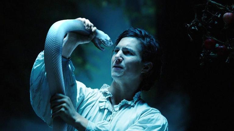 Endres (Tim Oliver Schultz) und die wei�e Schlange schmieden gemeinsam einen Plan.