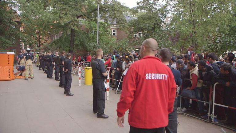 Fl�chtlinge in Berlin, LaGeSo-Gel�nde. Tumulte bei der Registrierung