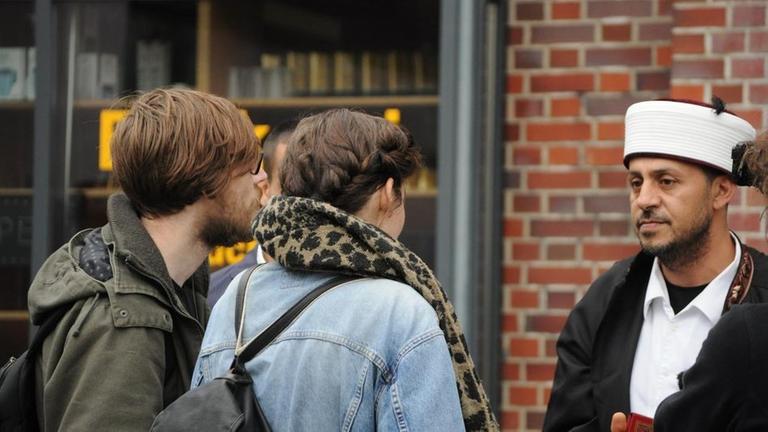 Moussa Faour spielt einen Imam und befragt deutsche Passanten zu deren Haltung zum Islam.