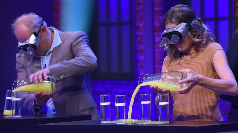 "Mich t�uscht keiner": Axel Milberg und Marie B�umer bei einem Spiel mit einer Umkehrbrille.