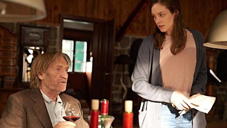 Holm (Matthias Habich, l.) und Charlotte (Katharina Lorenz, r.).