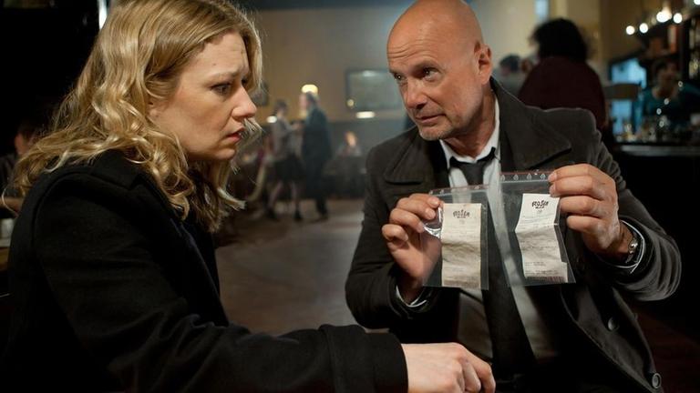 Esther Rubens (Anna Blomeier) und Bruno Schumann (Christian Berkel) sind der L�sung des Falls sehr nahe. Zwei alte Rechnungen aus der �Rosenbar� bringen den entscheidenden Hinweis.