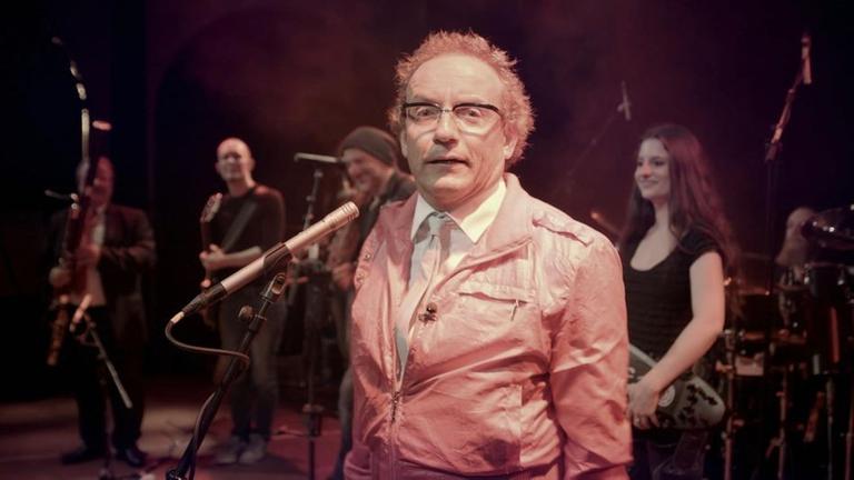 Wigald Boning (vorne) mit der Band Eluveitie