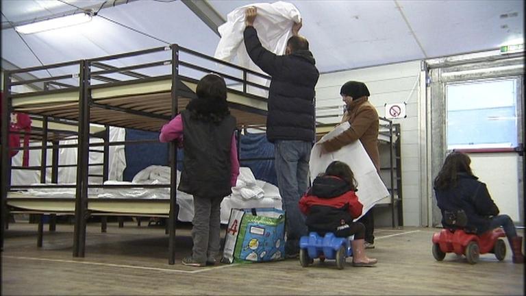 Ein Schlafsaal im Zelt. Viele Menschen - kaum Intimsph�re.