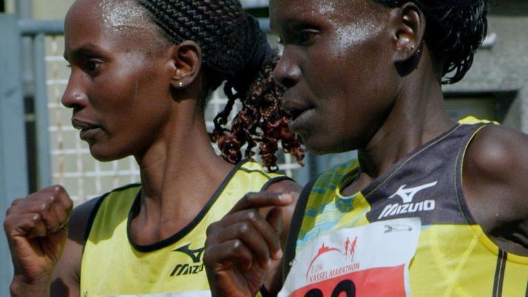 Die Kenianerinnen Eunice Chelagat Lelay (links) neben Caroline Kwambai (rechts) im Laufduell beim Kassel-Marathon.