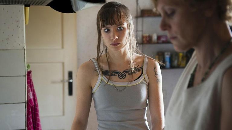 Marisa (Alina Levshin) mit ihrer Mutter (Rosa Enskat)