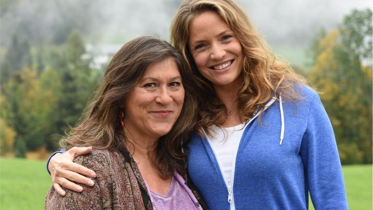 Lena Lorenz (Patricia Aulitzky, r.) lebt inzwischen bei ihrer Mutter Eva (Eva Mattes) auf dem Bauernhof, wo sie sich eine eigene Hebammenpraxis einrichtet.