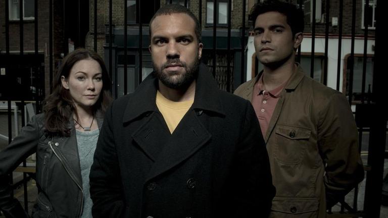 Ash (O. T. Fagbenle, M.) und seine Kollegen Kim (Anna Skellern, l.) und Martin (Charlie de Melo, r.) von der Abteilung UNIT haben den Drogenbossen den Kampf angesagt.