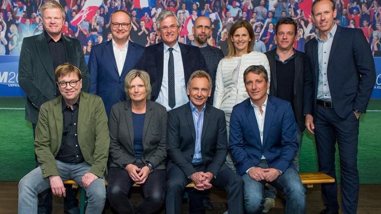 hinten: Oliver Kahn, Oliver Welke, Peter Frey, Holger Stanislawski, Katrin M�ller-Hohenstein, Oliver Schmidt
vorne: Bela Rethy, Claudia Neumann, Dieter Gruschwitz, Christoph Hamm