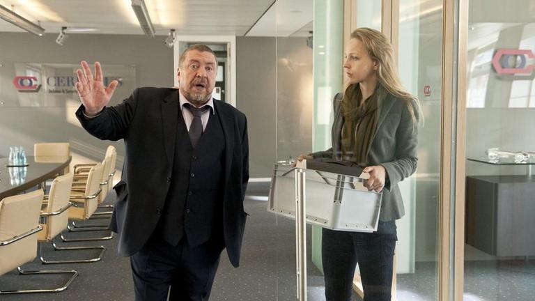 Ein neuer Lebensabschnitt: Ihr neuer Chef Theissen (Armin Rohde, l.) begr��t Ina (Petra Schmidt-Schaller, r.) bei Cerberus.