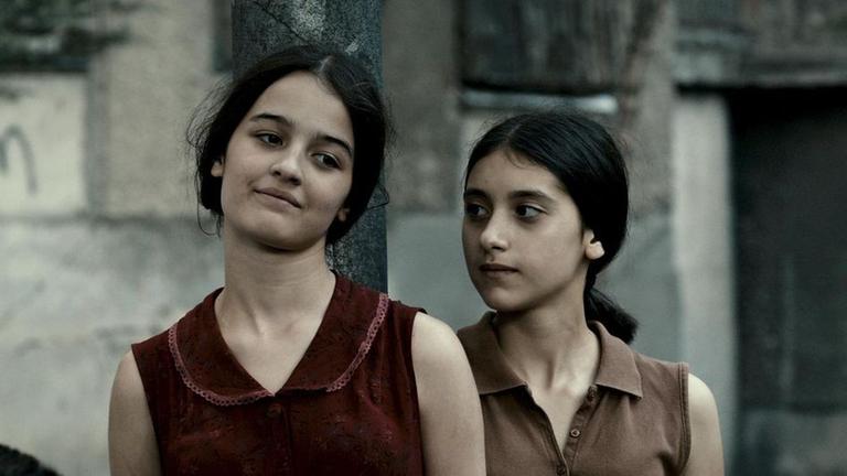 Beste Freundinnen im Chaos des postsowjetischen Georgien: Natia (Mariam Bokeria) und Eka (Lika Babluani).