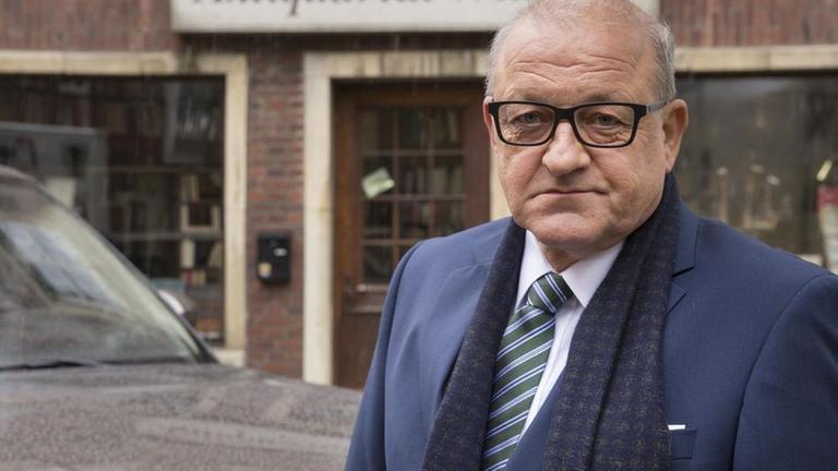 Georg Wilsberg (Leonard Lansink) unter falscher Identit�t als finanzstarker Investor.