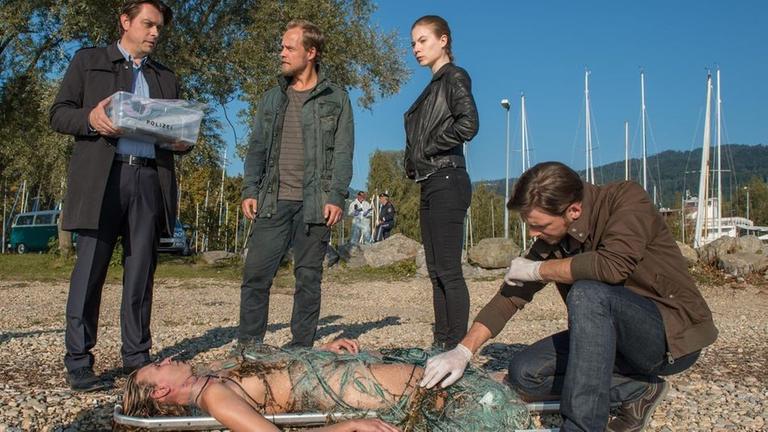 Nachdem der Tatort am Bodensee abgesichert worden ist bekommen die Ermittler Micha Oberl�nder (Matthias Koeberlin) und Hannah Zeiler (Nora von Waldst�tten) die ersten Fundst�cke. Mit dabei die Kleidung und ein Autoschl�ssel des Opfers.