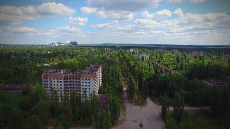 Die Sperrzone um das Atomkraftwerk Tschernobyl. Im Vordergrund die verlassene Stadt Pripyat, im Hintergrund der Ungl�cksreaktor von Tschernobyl.