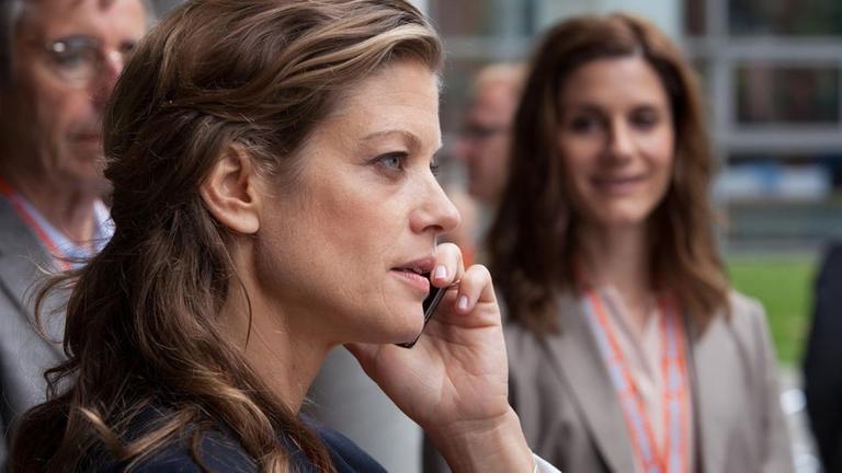 Konferenz Berlin/ Davor. Toni (Marie B�umer) plaudert souver�n, Maria (Christina Hecke) beobachtet sie.