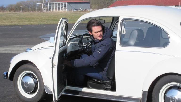 "F�r fast jeden Deutschen geh�ren K�fer, Bulli oder Golf zur Familiengeschichte." "ZDFzoom"-Reporter Jo Sch�ck im VW K�fer.