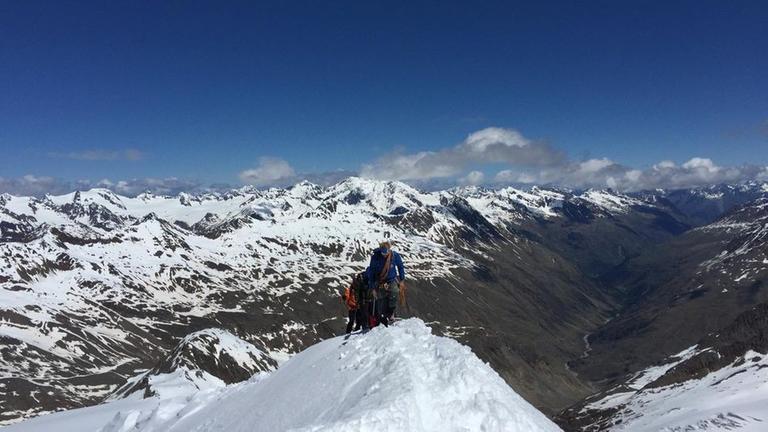 Die letzten Meter auf dem schmalen Grat zum Gipfelkreuz des Similaun-Gletschers auf 3600 Metern H�he.