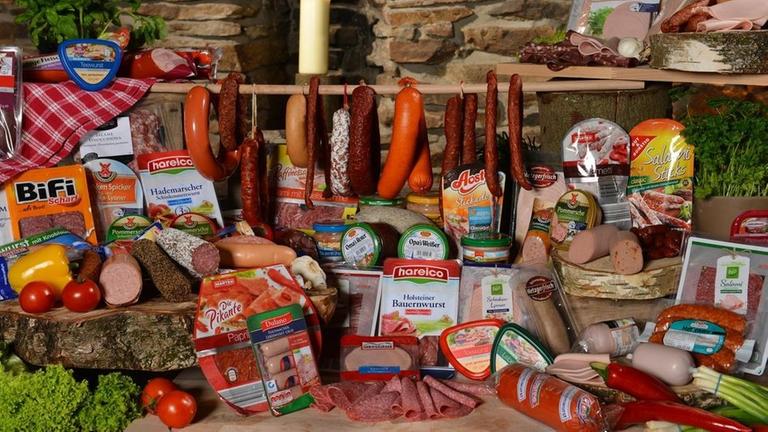 Wir Deutschen lieben Wurst! Aber was ist drin, in Salami, Aufschnitt & Co.? Das zeigt Sternekoch Nelson M�ller in dieser Doku.