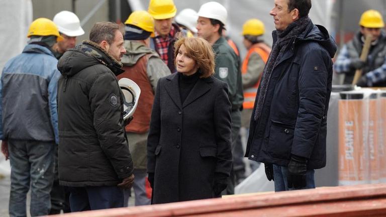 Dimitar Zvetanov (Samuel Finzi, l.), Dr. Eva Maria Prohacek (Senta Berger, M.) und Andr� Langner (Rudolf Krause, r.).