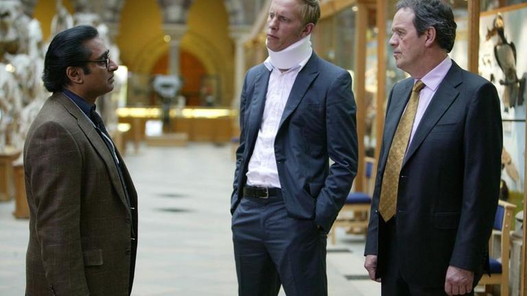 DI Lewis (Kevin Whately, r.) und DS James Hathaway (Laurence Fox, M.) befragen den Wissenschaftler Kanan Dutta (Sanjeev Bhaskar), der einer der letzten war, der mit dem ermordeten Geisterseher in Kontakt stand.