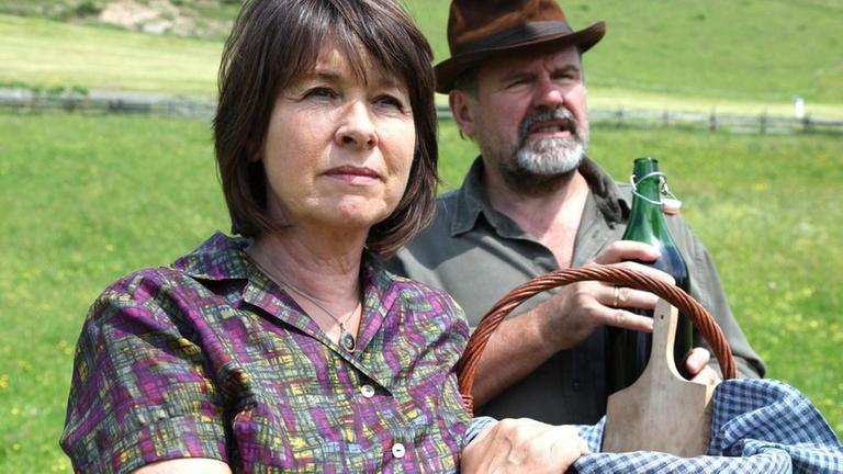 Anton (August Schm�lzer) erz�hlt seiner Lebensgef�hrtin Erna (Franziska Walser) von seinen Pl�nen das Land zu verkaufen, um fortzugehen.