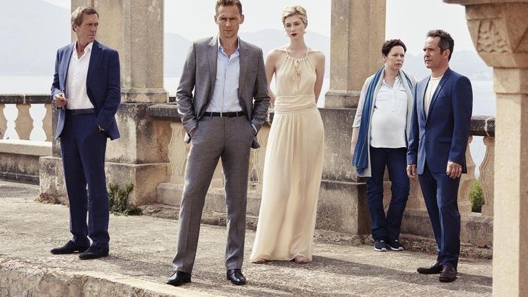 Die Hauptdarsteller aus �The Night Manager� - Richard Roper (Hugh Laurie, l.), Jonathan Pine (Tom Hiddleston, 2.v.l.), Jed (Elizabeth Debicki, M.), Angela Burr (Olivia Colman, 2.v.r.) und Major Lance Corkoran (Tom Hollander, r.).