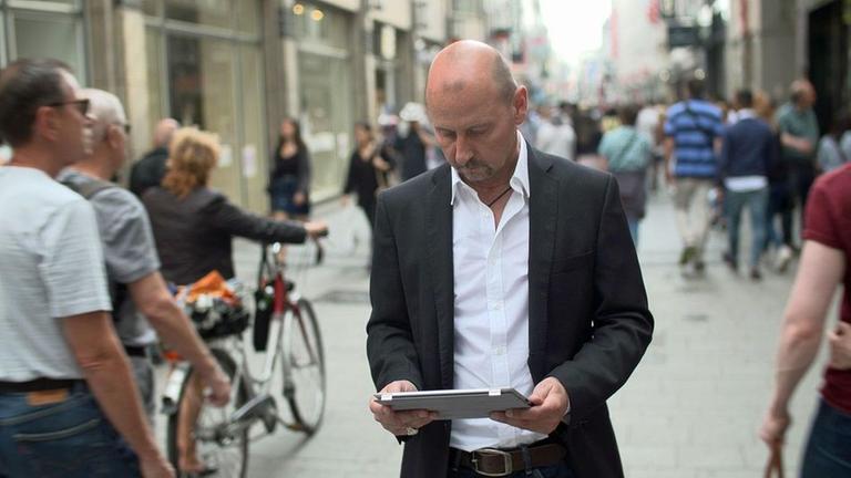 Statistisch hat fast jeder Deutsche eine Kapitallebensversicherung. F�r ZDFzoom geht ZDF-Autor Oliver Koytek der Frage nach, wie es dazu kommen konnte, dass immer mehr Verbrauchern die sicher geglaubte Altersvorsorge abhanden gekommen ist.