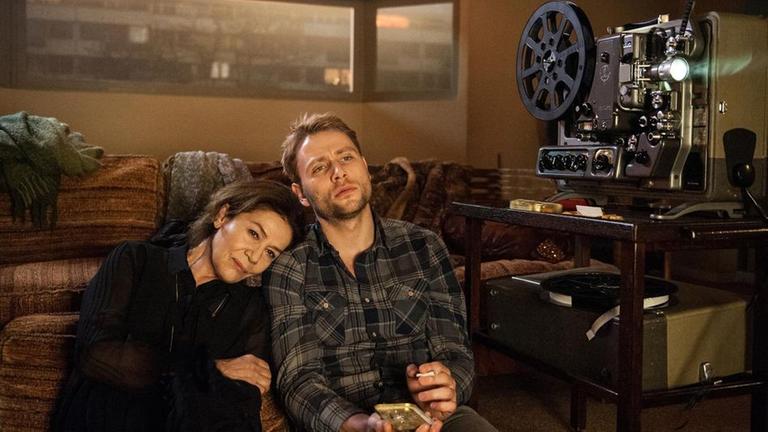 Ein alter Film aus Ruths (Hannelore Elsner) Vergangenheit hat das Interesse von Jonas (Max Riemelt) geweckt...