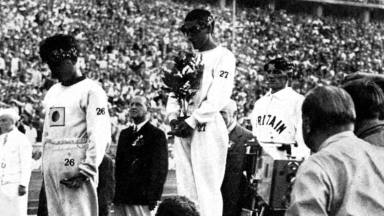 Mit dem Eichenb�umchen versucht Sieger Kee-Chung Son die Flagge des japanischen Kolonialherren, f�r den er laufen musste, zu verdecken.