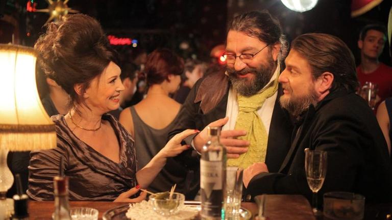 Galina Ivanowna Schnurnikowa (Iris Berben, l.) trifft Tobias (Heiko Pinkowski, M.) und Flasche (Peter Trabner, r.) an der Theke.