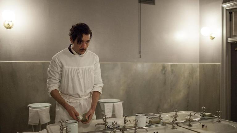 Nach seinem kalten Entzug wird Thackery (Clive Owen) von merkw�rdigen Visionen heimgesucht.