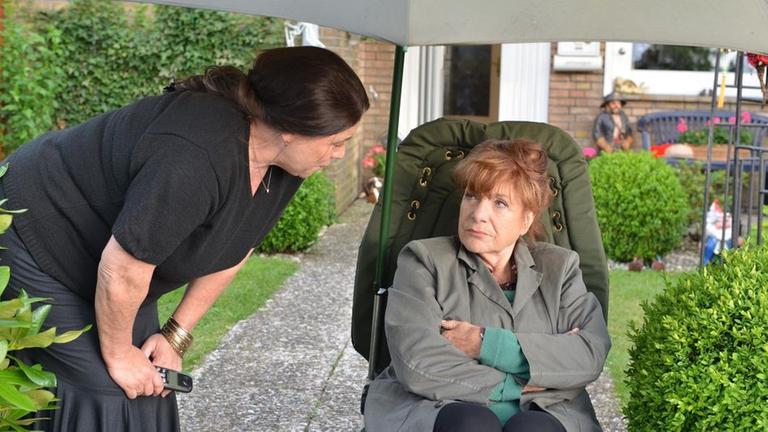 Marinela Mandel (Rigoletta Weiss, li.)versucht mit guten Worten Rose Roggenschaub (Hannelore Hoger, re.) davon abzubringen, weiter vor ihrem Haus zu kampieren.