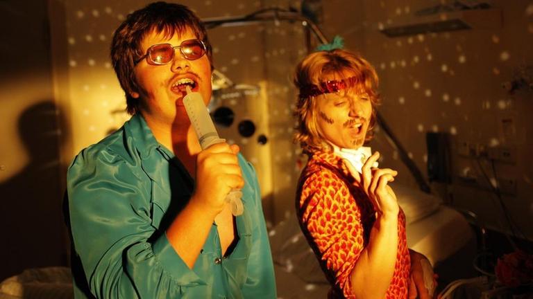 Florian Herbst (Frithjof Gawenda, l.) und seine Mutter Monika Herbst (Christina Gro�e, r.) singen gemeinsam den Hit von Christian Steiffen.