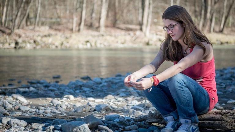 Corinne ist HIV-positiv. Sie hat sich bei der Geburt mit dem Virus infiziert. Aus Angst vor Ausgrenzung verschweigt sie �ber viele Jahre hinweg ihre Krankheit. Doch sie will nicht ihr Leben lang ein Geheimnis h�